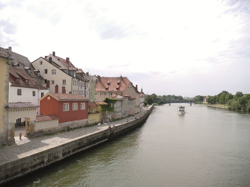 Donau met huizen en schip